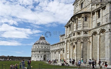 意大利访问比萨教堂建筑群的游客广场正方形高清图片下载-正版图片307565061-摄图网
