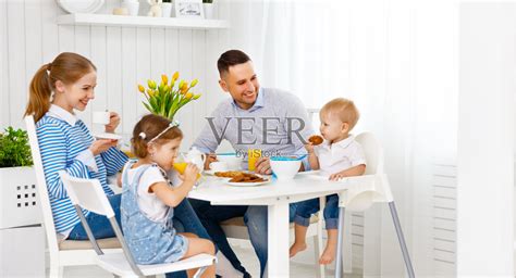 幸福的家庭早餐照片摄影图片_ID:156981374-Veer图库