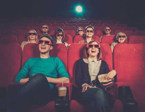 在电影院看3D电影图片-一群人在电影院看3D电影素材-高清图片-摄影照片-寻图免费打包下载