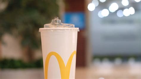 麦当劳中国宣布逐步停用塑料吸管，预计每年减少400吨塑料-蓝鲸财经