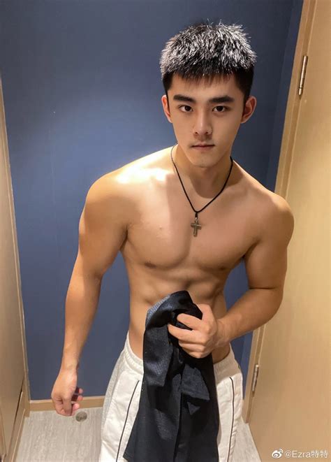 盛世美颜颜值一流的肌肉小哥哥健身帅哥Ezra特特 中国 健身迷网