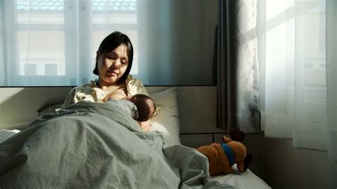 亚洲母亲正在母乳喂养她刚出生的男婴视频素材_ID:VCG42N1181378807-VCG.COM