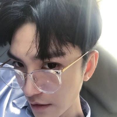 非主流中分男生头像