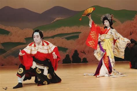 歌舞伎是日本传统艺能，以华美新颖女扮男装的形式表演舞蹈