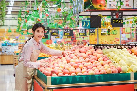 超市导购服务员整理水果高清图片下载-正版图片501718582-摄图网