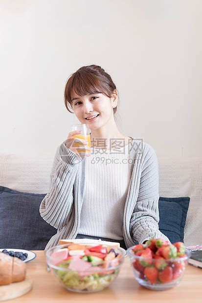 居家女性吃早餐高清图片下载-正版图片501162057-摄图网
