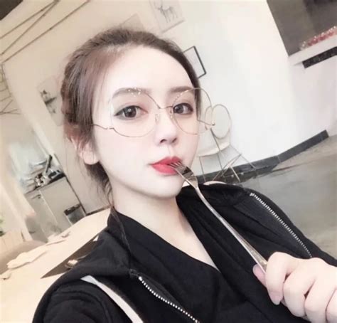 温柔的女生头像侧面