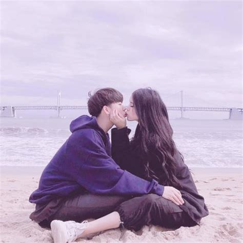 情侣接吻微信头像 2022情侣接吻一对两张头像图片(3)_配图网