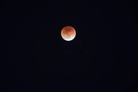 宇宙血月或黑天的红血或自然现象在黑暗天空的月神高清图片下载-正版图片307693718-摄图网