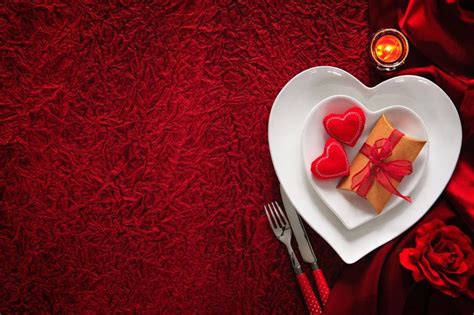 情人节浪漫的餐桌布置图片-红色桌布上的餐具与情人节小礼物素材-高清图片-摄影照片-寻图免费打包下载