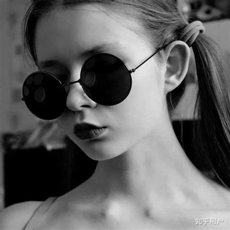 甜美女生头像发色黑白