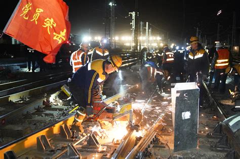 武威工务段：兰新线集中修施工“火力全开”