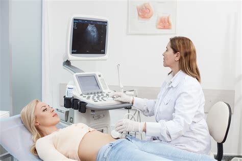 体检轻孕妇由医生超声检查中检查高清图片下载-正版图片300324595-摄图网