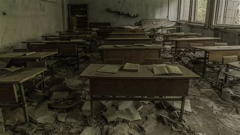 破旧废弃的教室高清图片下载-正版图片600055361-摄图网