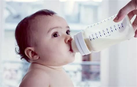 各月龄宝宝的奶量标准 奶瓶喂奶的正确姿势 _八宝网