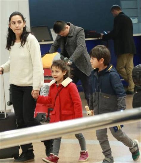 刘烨妻子携儿女现身机场，网友：霓娜像妈妈，诺一比刘烨帅气