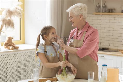 该做饭了奶奶和孙女在阳光明媚的厨房里烤面包玩得很开心高清图片下载-正版图片507492934-摄图网