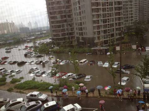 北京突降大雨 市民出行受阻[组图]_图片中国_中国网