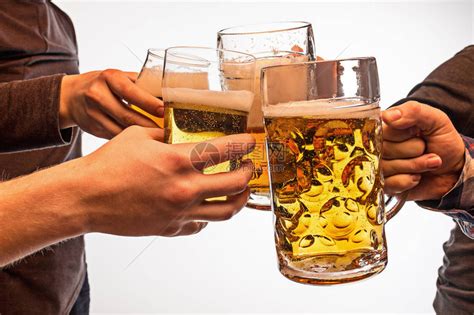 手拿啤酒图片