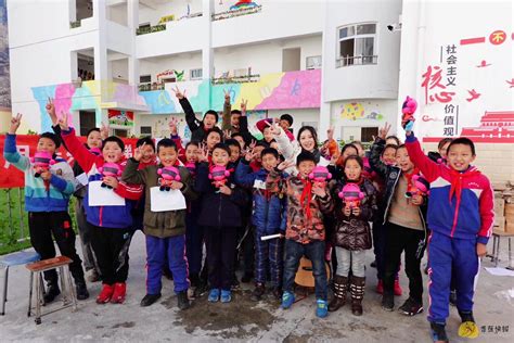 好声音学员谭秋娟Tiger暖冬行动 在山区为孩子弹唱教学超暖心-【香蕉娱乐】