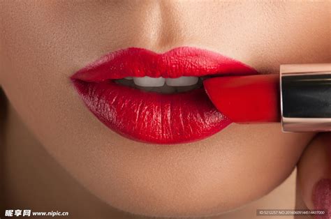 美容、化妆和嘴巴表达概念-用红色唇膏亲吻或鸭脸的女人嘴唇特写。高清摄影大图-千库网