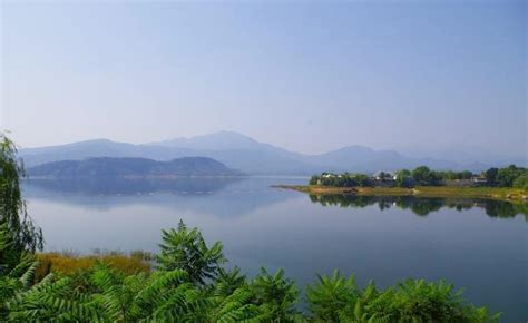 游横山湖美景：八月湖水平，涵虚混太清