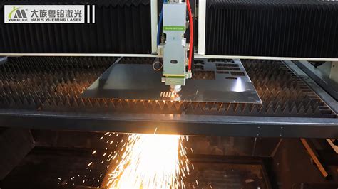 自动化控制板质量通过CNC界面与工业激光切割机合作的操员通过CNC接口进行高清图片下载-正版图片307990267-摄图网