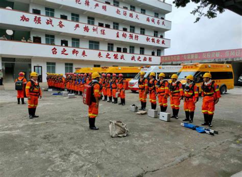 富民县消防救援大队以换装为契机开展队容风纪检查和队列训练_标志_队伍_人员