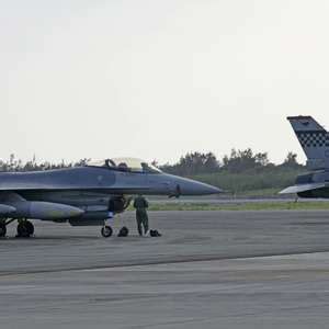 美军2架F-16战机在冲绳紧急着陆，其中一架疑似发动机发生故障_手机新浪网