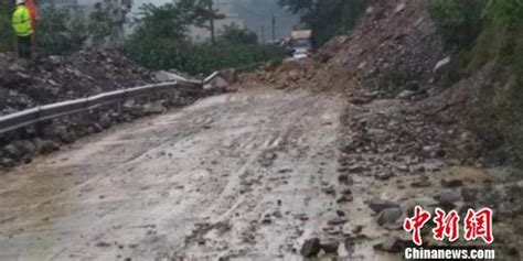 四川达州宣汉县连续降雨 山体塌方阻交通-图片频道