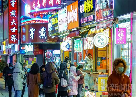 青岛的城市“烟火气”：台东夜市客流量已恢复到“六七成”