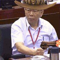 柯文哲敲桌子原版 - 台北市长柯文哲表情包（新版的几个）_柯文哲_装逼_好玩_有趣表情 - 发表情 - fabiaoqing.com