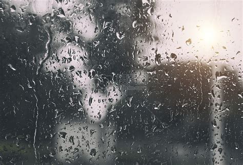 丰富多彩的城市灯光背景下的窗外雨时滴在玻璃上的水下雨时窗玻璃外的水滴城市下雨灯光背景下的窗外雨时玻璃上的水滴质地移动高清图片下载-正版图片 ...