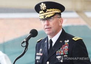 驻韩美军司令接种新冠疫苗：胸前的字亮了_手机新浪网