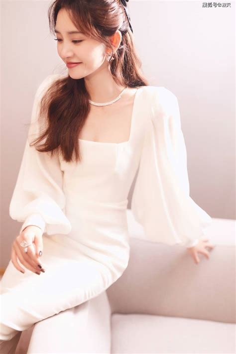 白色长裙温柔女生头像