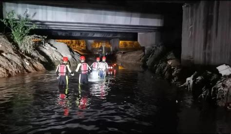 小车被困积水桥洞，消防紧急救出3名被困群众
