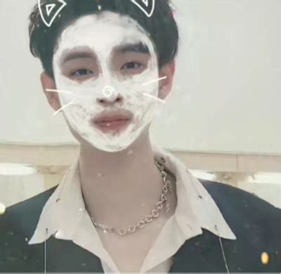 秦霄贤自拍黄色系私服图片