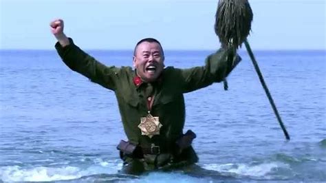 举起手来：潘长江以为骑鱼雷能回家，不料竟来到了这里，乖乖举起手！_腾讯视频