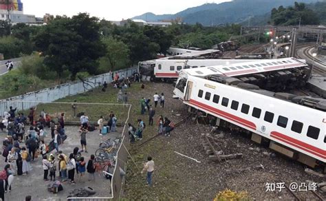 台铁列车疑因撞上工程车脱轨，已致 49 人死亡，目前救援情况如何？