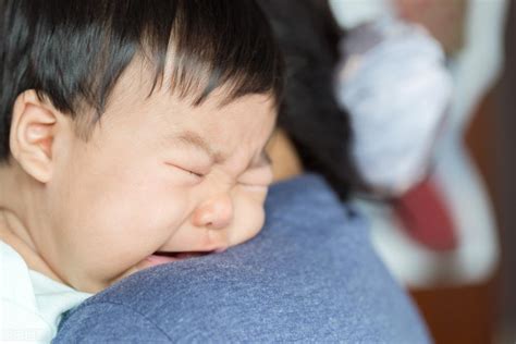 婴儿到晚上就哭闹是为什么（宝宝睡着了哭是什么原因）-幼儿百科-魔术铺