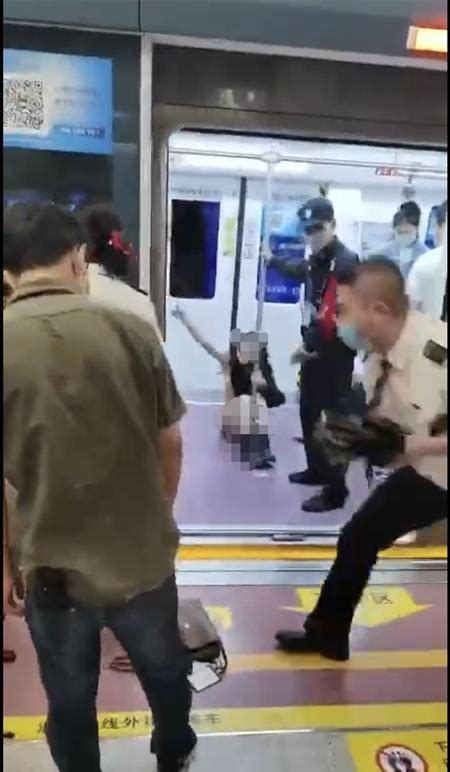 女子大闹西安地铁被保安强拽下车 衣服被撕烂走光呼喊“救命”