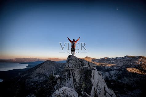 越野跑者徒步旅行者或登山者举起双手到达山顶高清图片下载-正版图片503517011-摄图网