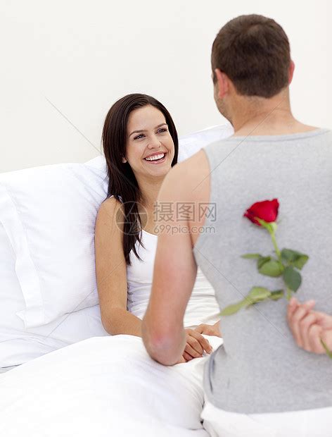 丈夫用一朵玫瑰给他美丽的妻子惊喜高清图片下载-正版图片321435580-摄图网
