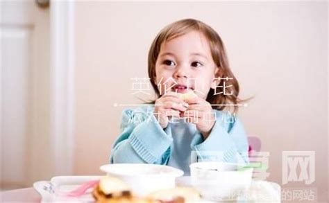 4-5岁的孩子坐着吃早餐高清摄影大图-千库网