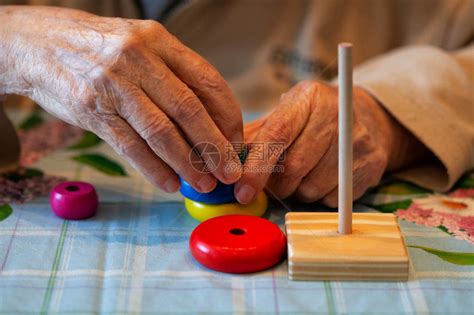 照顾失去记忆适应能力恢复的生病老人高清图片下载-正版图片504105624-摄图网