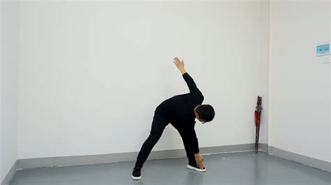 年轻人在运动服上以坐前弯腰的姿势练习瑜伽高清图片下载-正版图片502620438-摄图网