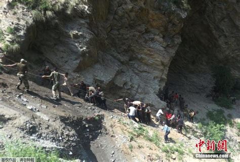 印度一巴士国道发生车祸掉入峡谷 至少16名朝圣者死亡_国际新闻_海峡网