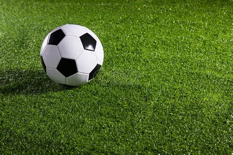 在足球线上把脚踩在在足球上图片-在足球线上把脚顶在足球上特写素材-高清图片-摄影照片-寻图免费打包下载