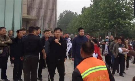 上海一小区3名壮汉围殴保安被监控拍下(图)_凤凰网