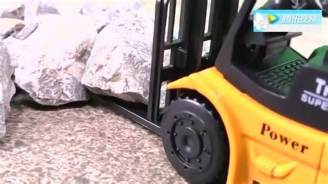 叉车工作视频表演工程车玩具车定格动画_腾讯视频
